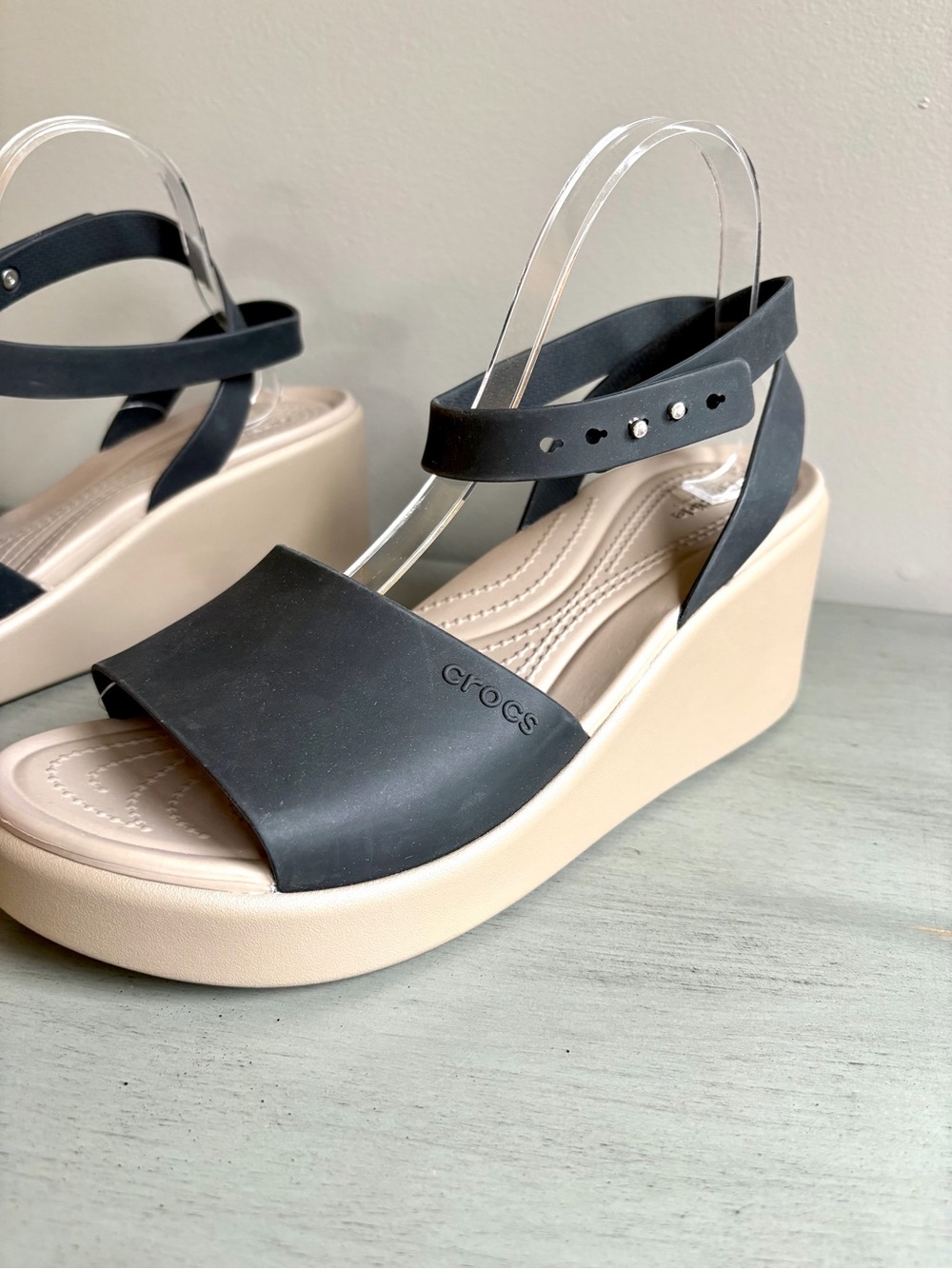 Crocs Brooklyn Ankle Strap Wedge Sandal Black Tan Women Size 11 NEW Summer - Picture 7 of 16